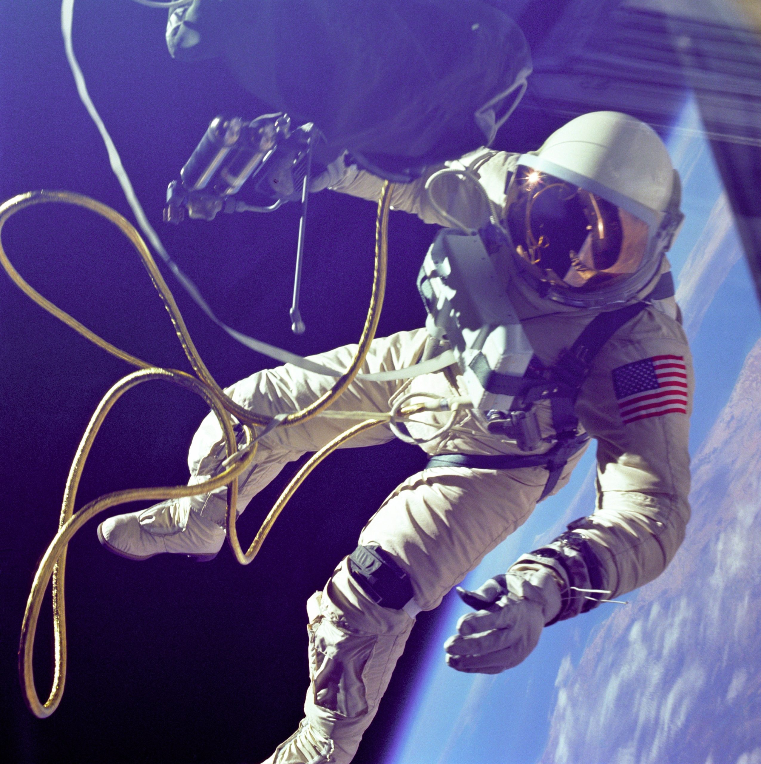 Astronaut-space-walk